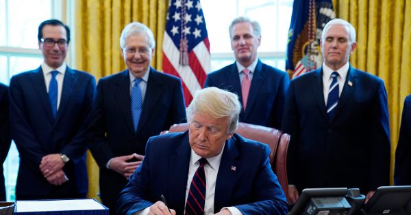 Tổng thống Mỹ thông qua đạo luật hỗ trợ kinh tế ứng phó dịch bệnh