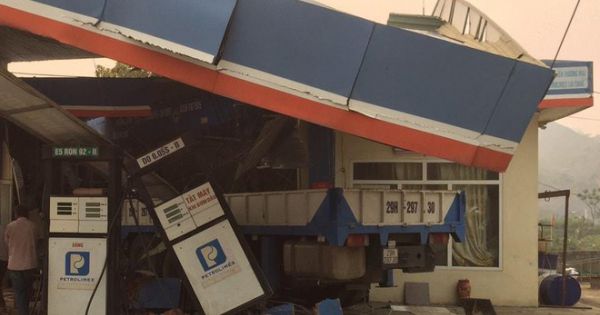 Xe cẩu tông 2 xe máy, đâm sập cây xăng làm 1 người chết, 4 người bị thương