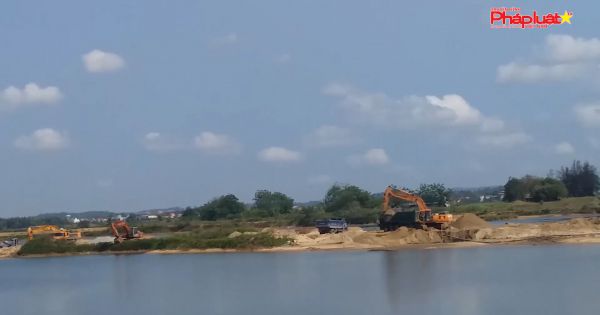 Ai đứng sau việc khai thác cát trái phép tại Quảng Ngãi?