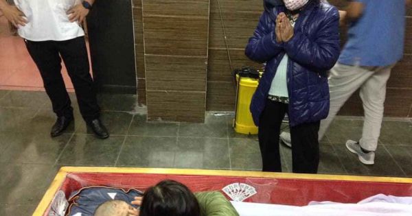 Công an xác minh bé gái bị cha dượng và mẹ đẻ bạo hành đến chết ở Hà Nội