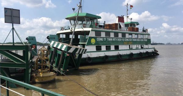 TPHCM: Tàu đâm nghiêng cầu phao phà Cát Lái