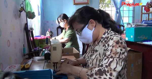 Phụ nữ Phòng hậu cần Công an Kiên Giang may gần 4.000 khẩu trang tặng người dân phòng, chống dịch Covid-19