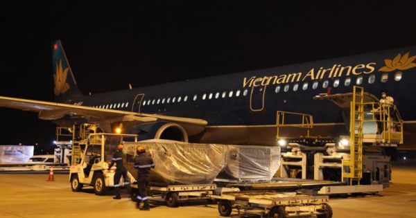 Việt Nam gửi 4,8 tấn hàng viện trợ giúp Lào chống dịch Covid-19