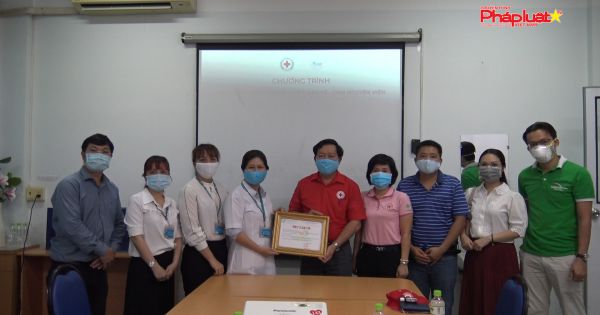 ‘Tiếp lửa’ đến những chiến sĩ nơi đầu tuyến phòng chống dịch Covid-19