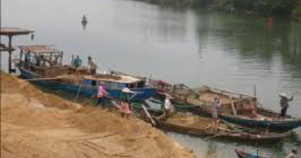 Vĩnh Long: Bắt quả tang 3 sà lan khai thác cát trái phép trên sông Tiền