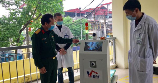 Chế tạo thành công robot vận chuyển trong khu vực cách ly