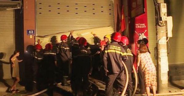 Phá cửa cuốn, cứu 4 người mắc kẹt trong đám cháy