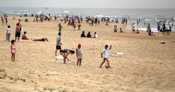 Tụ tập tắm biển bất chấp lệnh cấm