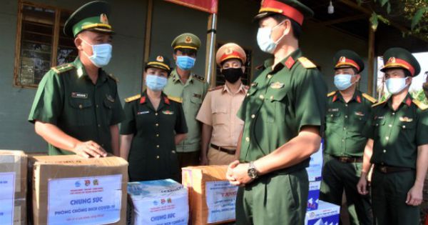 Thăm hỏi, tặng quà lực lượng phòng, chống dịch Covid-19 tuyến biên giới
