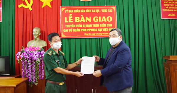 Bàn giao thuyền viên Philippines bị nạn trên biển cho Tổng lãnh sự quán Philippines