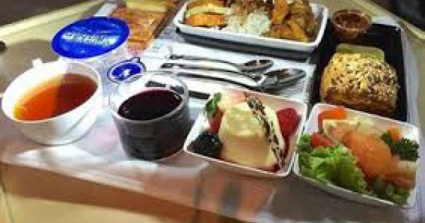 Hàng không “treo” máy bay, doanh nghiệp bán suất ăn giảm lãi 92%