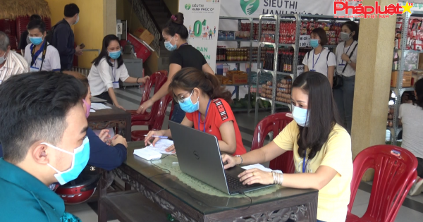 Người dân xúc động khi được 'mua sắm' ở siêu thị 0 đồng