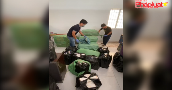 Bắt giữ ôtô 07 chỗ vận chuyển 9.000 bao thuốc lá lậu