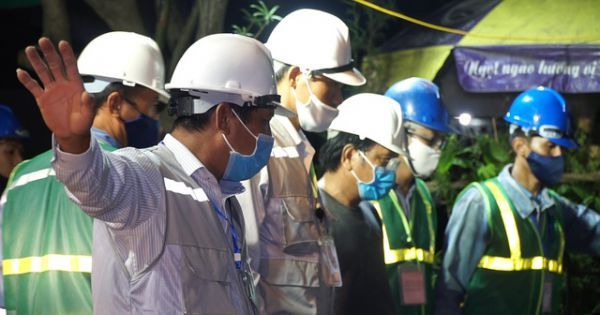 Hàng chục công nhân trắng đêm thi công 40m bờ kè hồ Gươm chống sạt lở