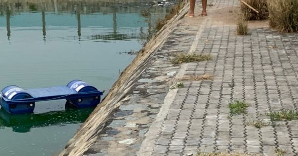 Người dân khu phố 7, P15, Q8 sống gần hồ điều tiết nước kêu cứu vì mùi hôi.