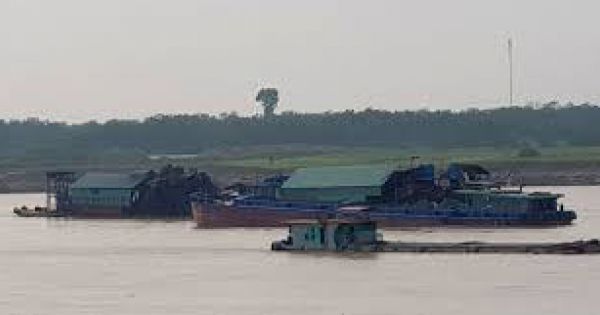 Khẩn trương xử lý hành vi khai thác cát lòng sông Hồng ở huyện Phúc Thọ