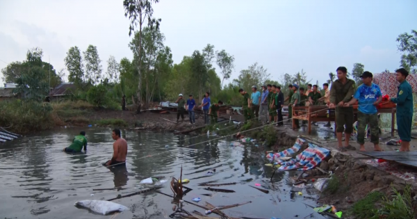 Kiên Giang – Lốc xoáy làm sập và tốc mái 37 căn nhà