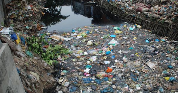 Dòng kênh đen giữa lòng thành phố