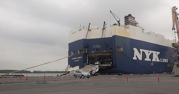 Hàng chục xe ô tô Nissan không có người nhận tại cảng Tân Vũ