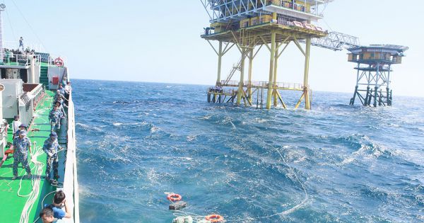 Nhà giàn DK1/11, Vùng 2 Hải quân cấp cứu 30 ngư dân trên biển