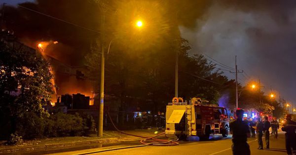 Nhiều lính cứu hỏa bị thương khi chữa cháy trong khu chế xuất Tân Thuận