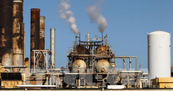 Giá dầu châu Á giảm do lo ngại tình trạng dư cung