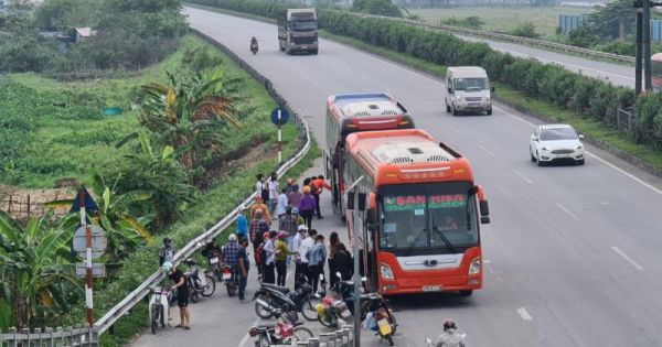 Rùng mình tình trạng tài xế xe ôm chặn đầu, đu bám cửa xe bắt khách giữa quốc lộ