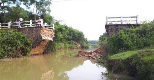 Sập cầu hơn 40 năm tuổi ở Quảng Trị khiến một thôn bị cô lập