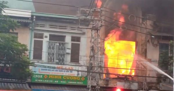 Quận 6: Giải cứu 10 người mắc kẹt trong vụ cháy chung cư cũ