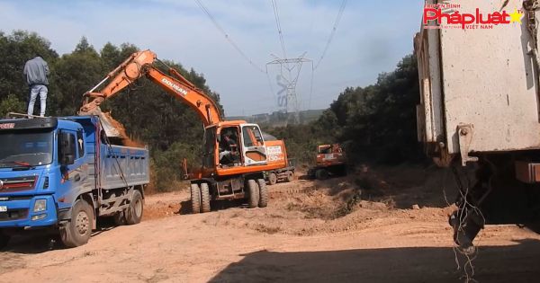 Để đất “tặc” tàn phá dưới chân cột điện cao thế, trách nhiệm của Công ty Truyền tải điện Quảng Trị ở đâu?