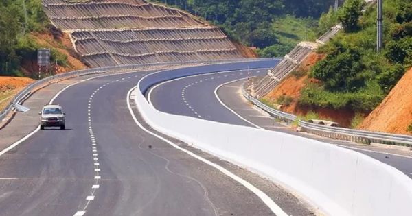 Bộ GTVT đề xuất 'thả nổi' mức phí với đường cao tốc