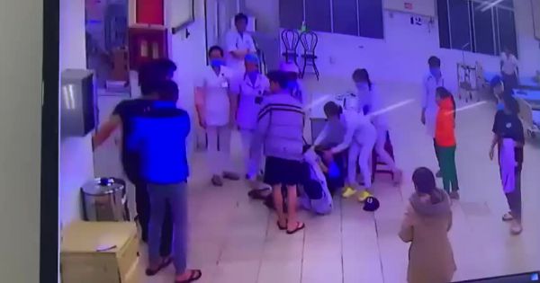 Thân nhân người bệnh đánh bảo vệ, điều dưỡng ngay phòng cấp cứu