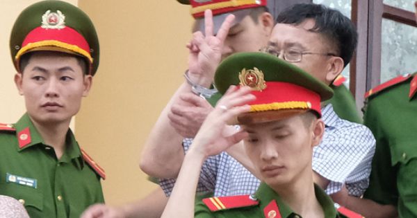 Những cử chỉ lạ của kẻ chủ mưu vụ án gian lận điểm thi ở Hòa Bình