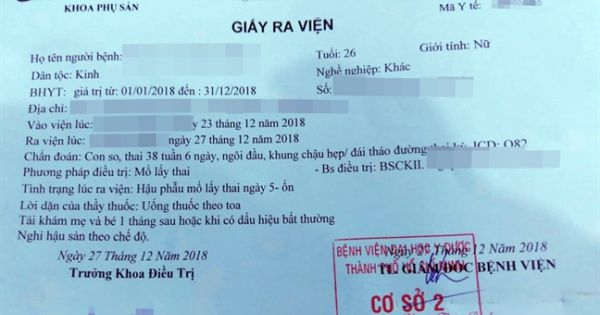 Công nhân mua giấy ra viện dễ như mua rau