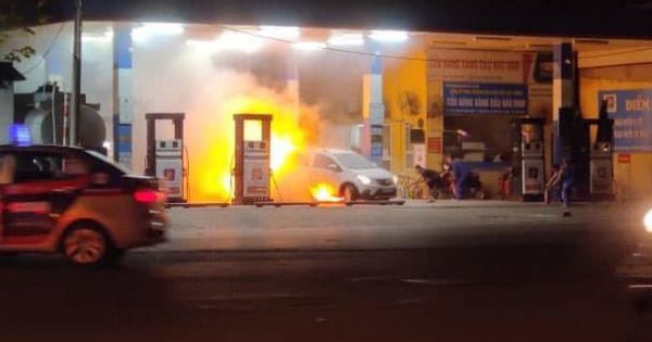 Lùi trúng cột bơm xăng trên phố Thủ đô, ô tô bốc cháy dữ dội