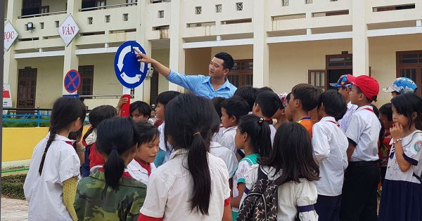 Hiệu trưởng làm biển báo giao thông trong trường học