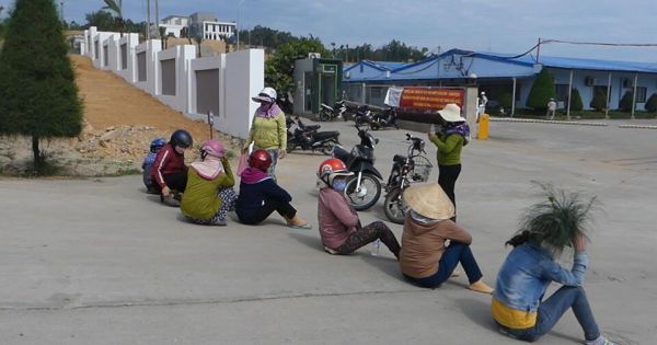 Dân tiếp tục tụ tập trước nhà máy Thép Hòa Phát Dung Quất