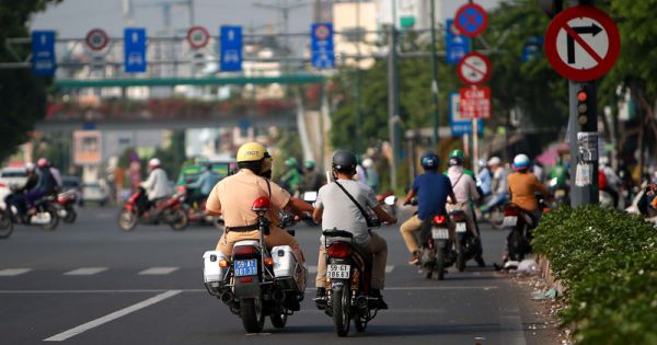 TP HCM: Xe máy vô tư lấn làn ô tô bất chấp hiểm nguy