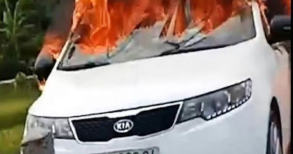 Bị rơm cuốn vào gầm, xe ô tô bốc cháy ngùn ngụt giữa đường