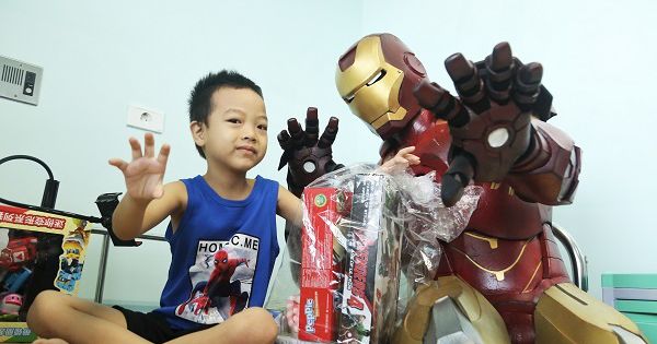 Các 'siêu anh hùng' đổ bộ Viện Nhi TƯ tặng quà nhân ngày Quốc tế thiếu nhi