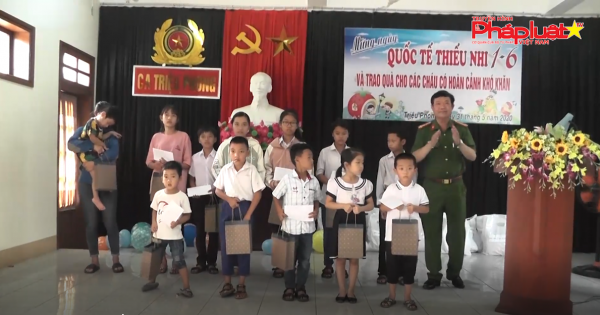 Đại diện Truyền hình Pháp luật Việt Nam đồng hành cùng Công an Huyện Triệu Phong, các nhà hảo tâm trao quà Tết thiếu nhi 1-6