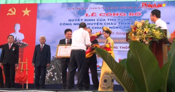 Phó thủ tướng thường trực Trương Hòa Bình công bố quyết định của thủ tướng, Châu Thành đạt chuẩn huyện nông thôn mới đầu tiên của tỉnh Long An, trao huân chương lao động hạng III cho lãnh đạo huyện..