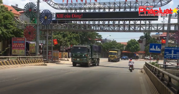 Hà Nội: Xe quá khổ, quá tải 'tung hoành' trên quốc lộ 21B