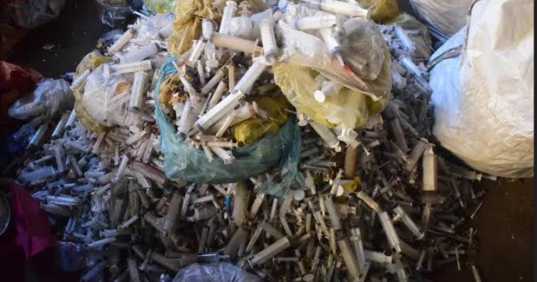 Rùng mình phát hiện 9 bao tải đựng bơm kim tiêm ở xưởng phế liệu