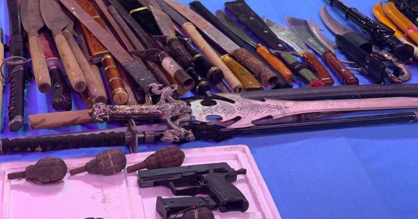 Tự nguyện nộp súng, lựu đạn cho công an ở chợ đầu mối lớn nhất Sài Gòn