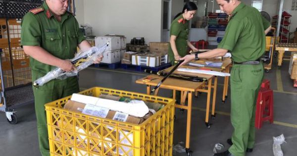 An Giang thu giữ 53 bưu phẩm chứa búa, đao, kiếm