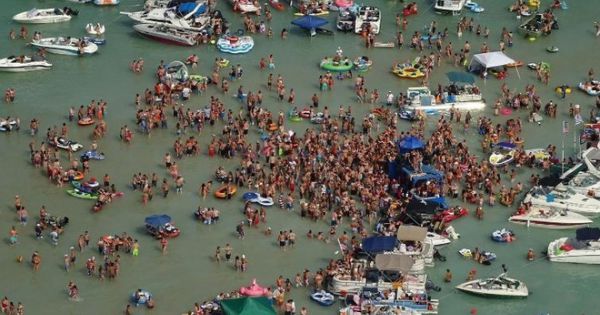 Phát hiện bệnh nhân Covid-19 trong bữa tiệc hàng trăm người tại Mỹ