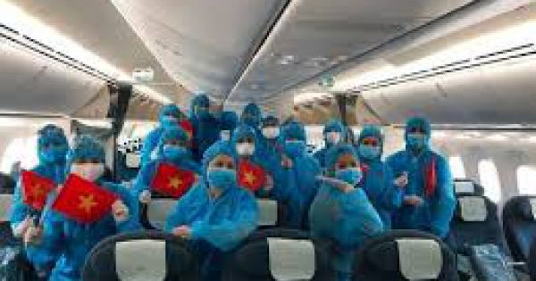 Đưa gần 280 công dân Việt Nam từ Nga và Belarus về nước