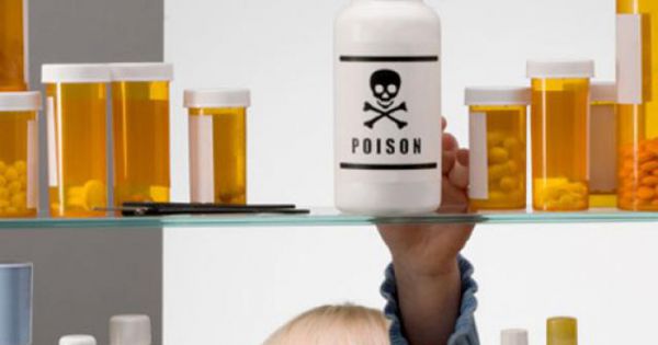 Mua nước ở cổng trường bị đưa nhầm chai axit rửa ắc quy, bé 11 tuổi nguy kịch