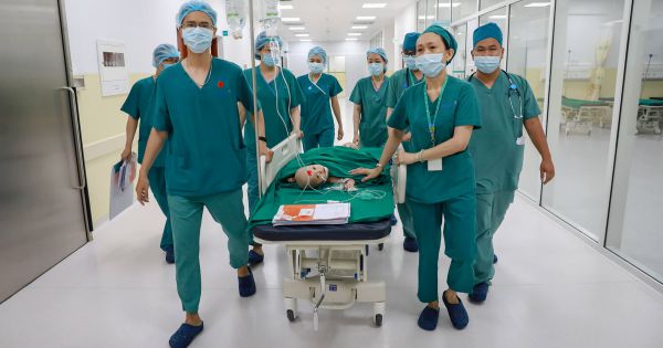 Cặp song sinh được tách rời: Bé Diệu Nhi đã cai máy thở, phản xạ tốt khi nghe giọng cha mẹ